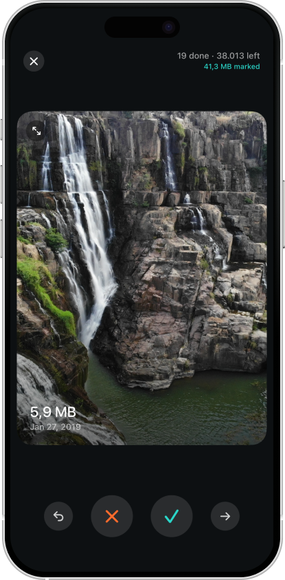 Review screen: a 5.9 MB photo with swipe-to-keep or swipe-to-delete controls
